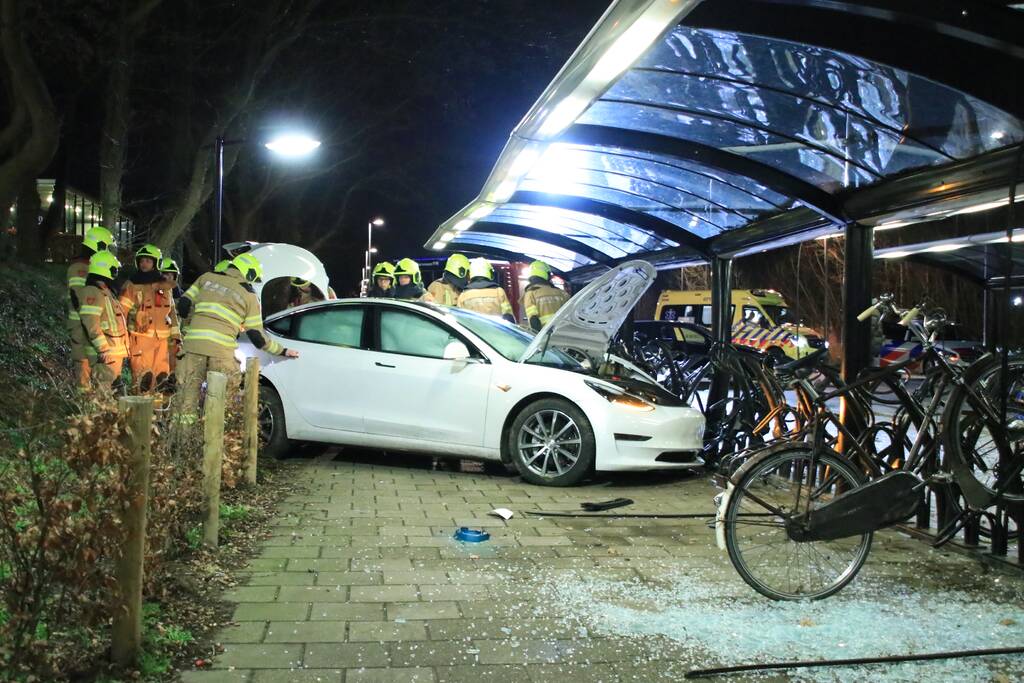 Peperdure Tesla crasht in fietsenstalling