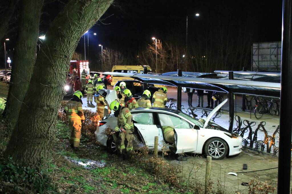 Peperdure Tesla crasht in fietsenstalling