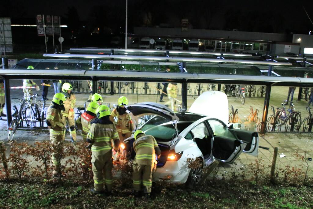 Peperdure Tesla crasht in fietsenstalling