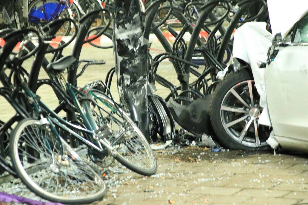 Peperdure Tesla crasht in fietsenstalling