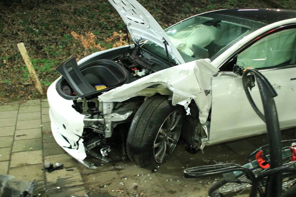 Peperdure Tesla crasht in fietsenstalling