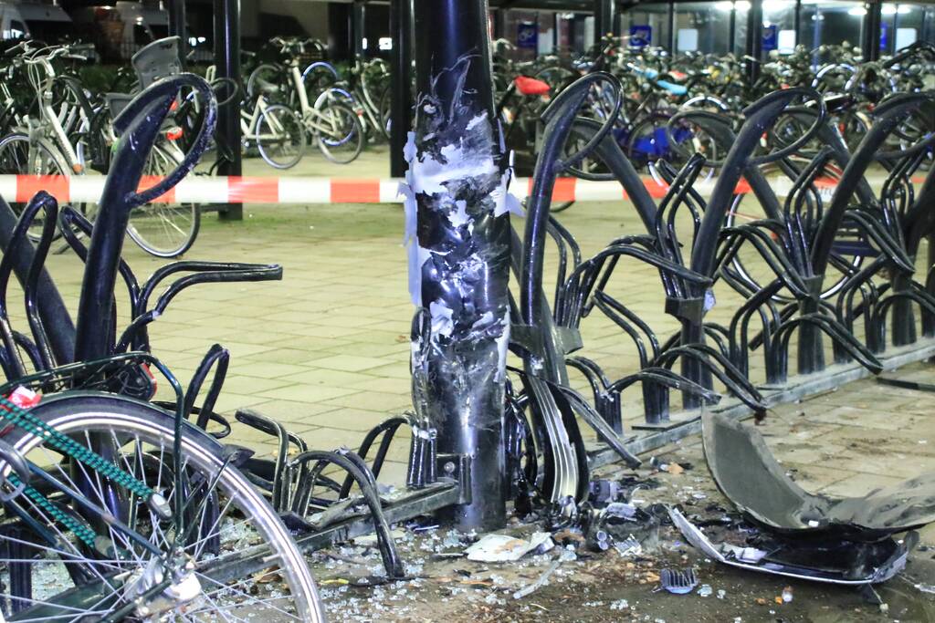 Peperdure Tesla crasht in fietsenstalling