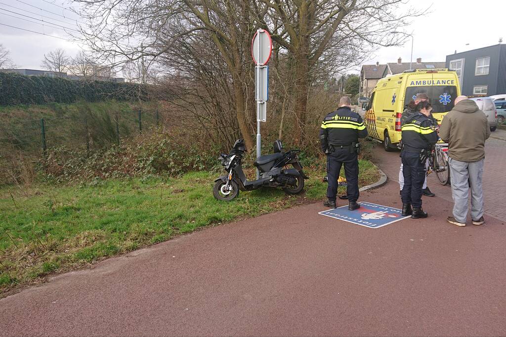 Scooterrijder en fietser botsen op elkaar