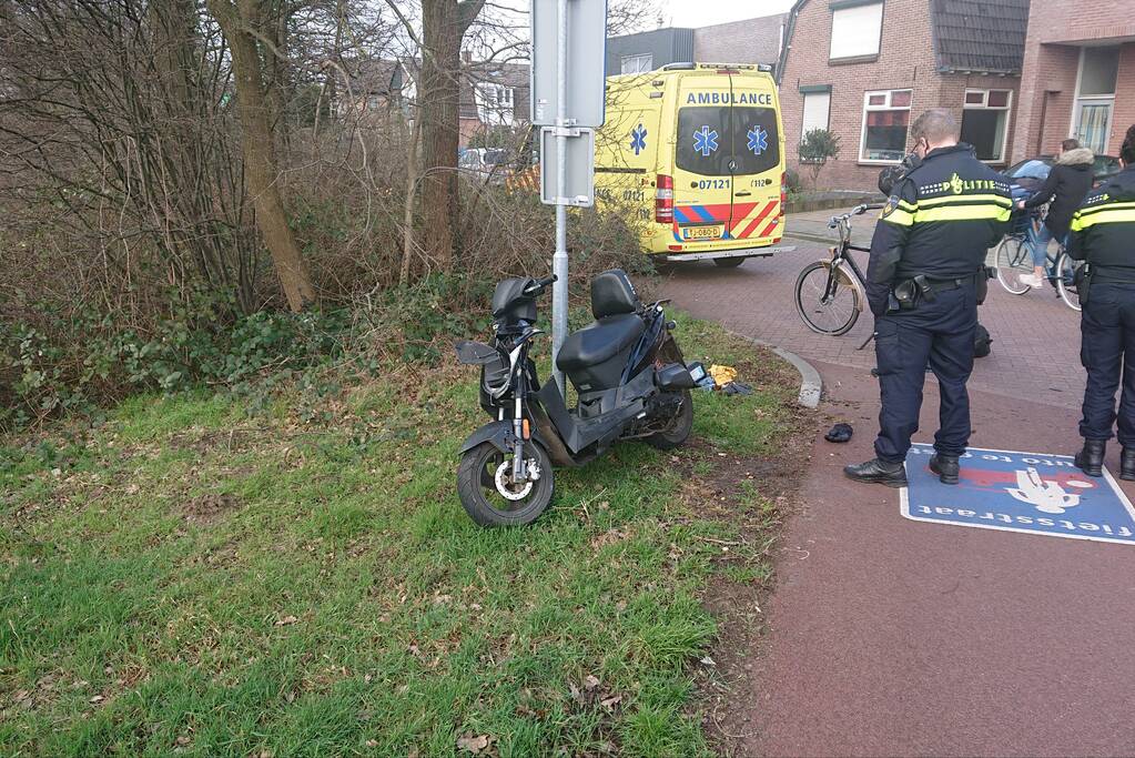 Scooterrijder en fietser botsen op elkaar