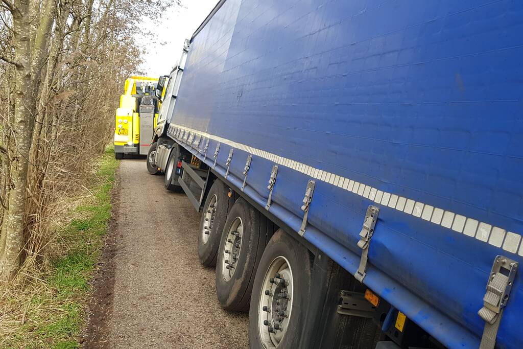 Vrachtwagen weggezakt in berm