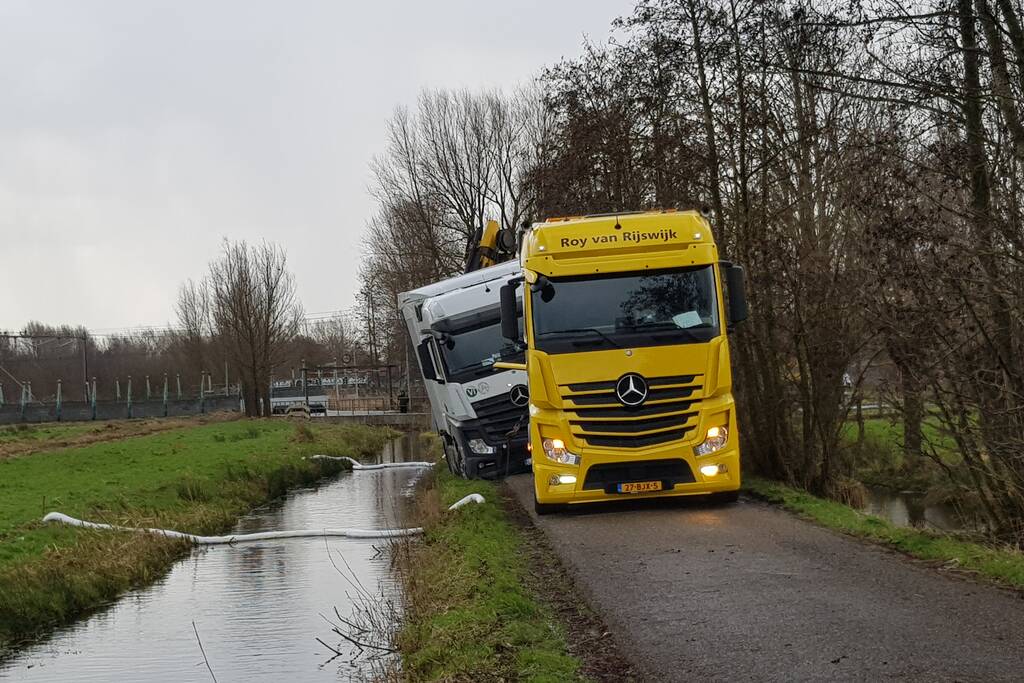 Vrachtwagen weggezakt in berm