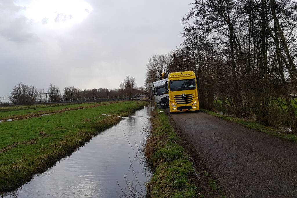 Vrachtwagen weggezakt in berm