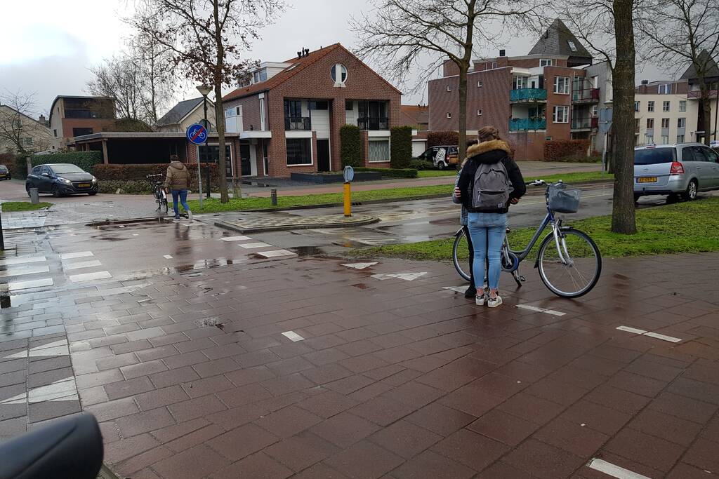 Fietser geschept bij oversteken
