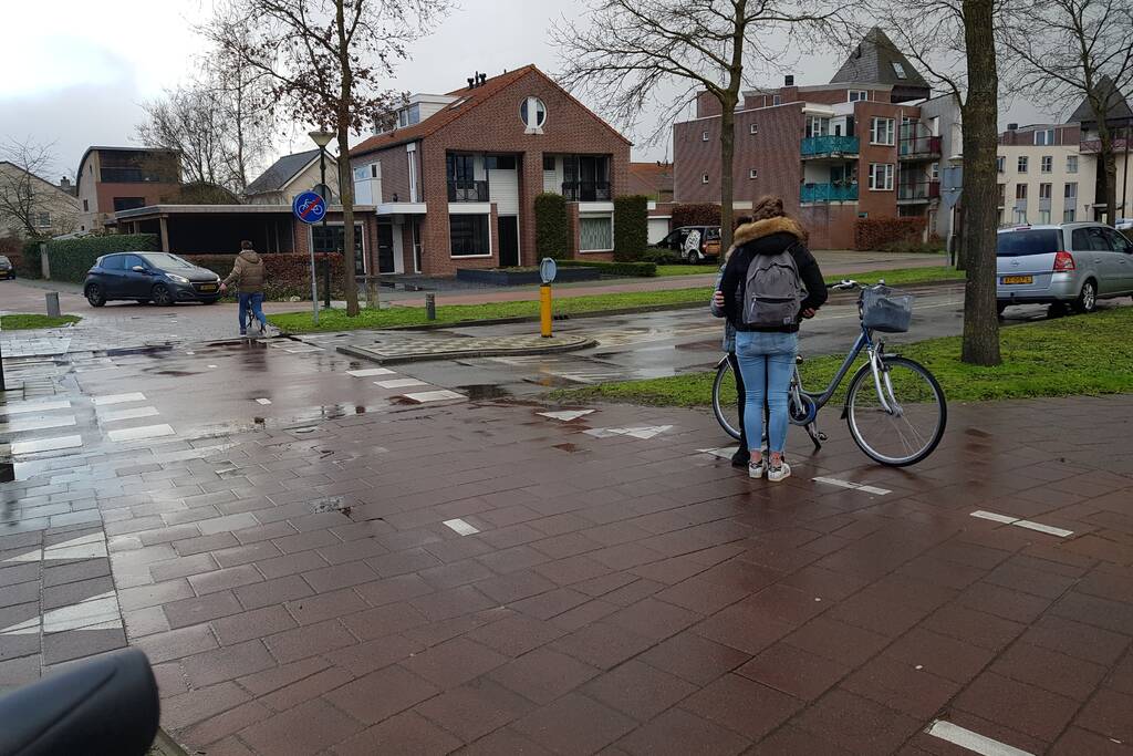 Fietser geschept bij oversteken