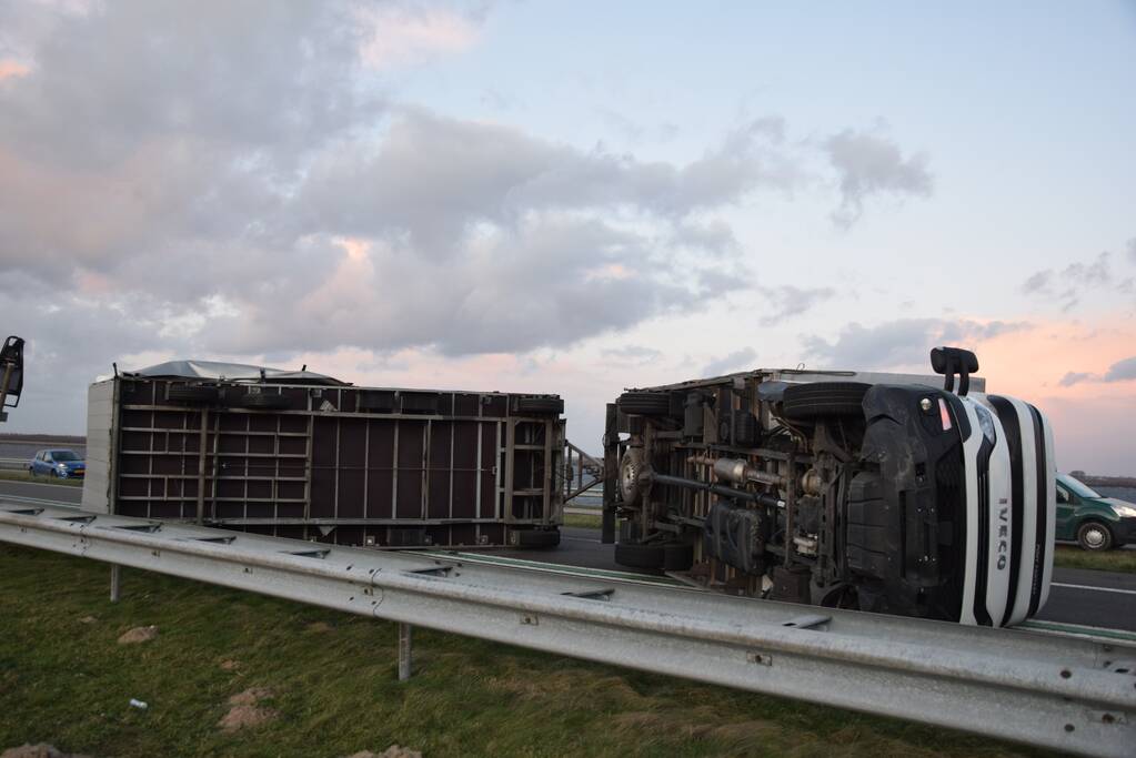 Lege vrachtwagen gekanteld door harde wind op Philipsdam