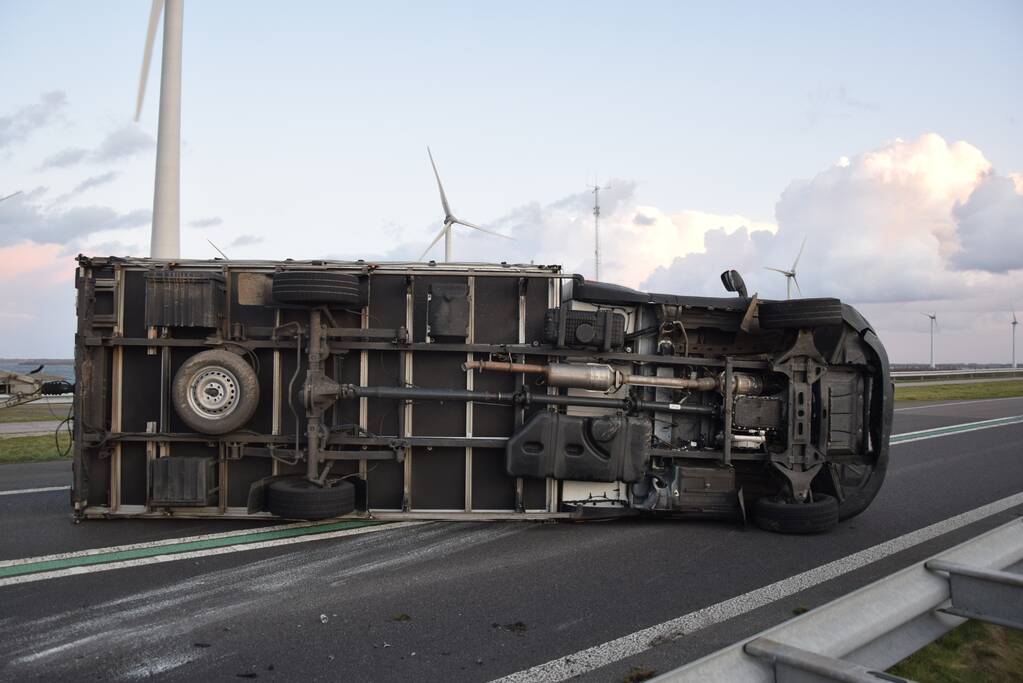 Lege vrachtwagen gekanteld door harde wind op Philipsdam