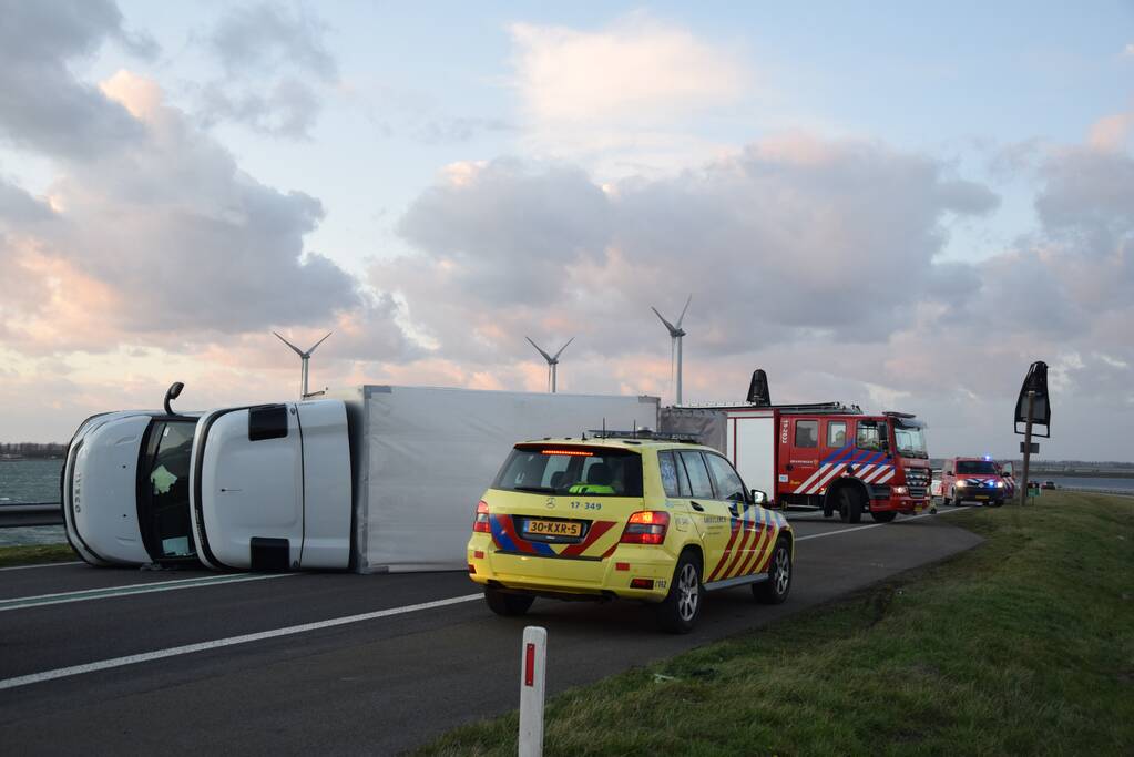 Lege vrachtwagen gekanteld door harde wind op Philipsdam