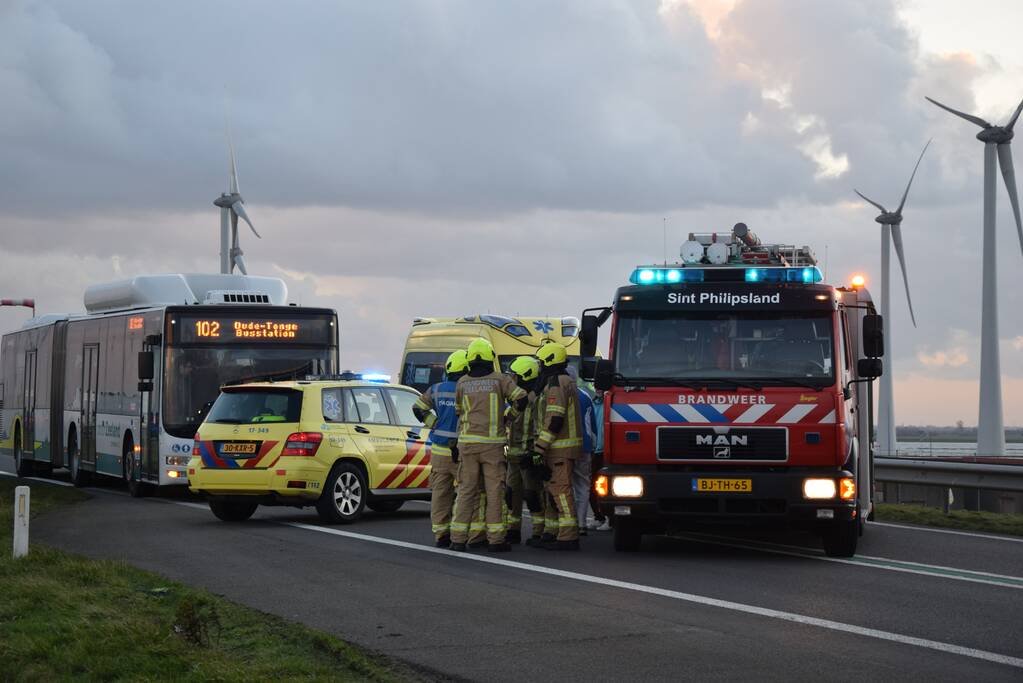 Lege vrachtwagen gekanteld door harde wind op Philipsdam