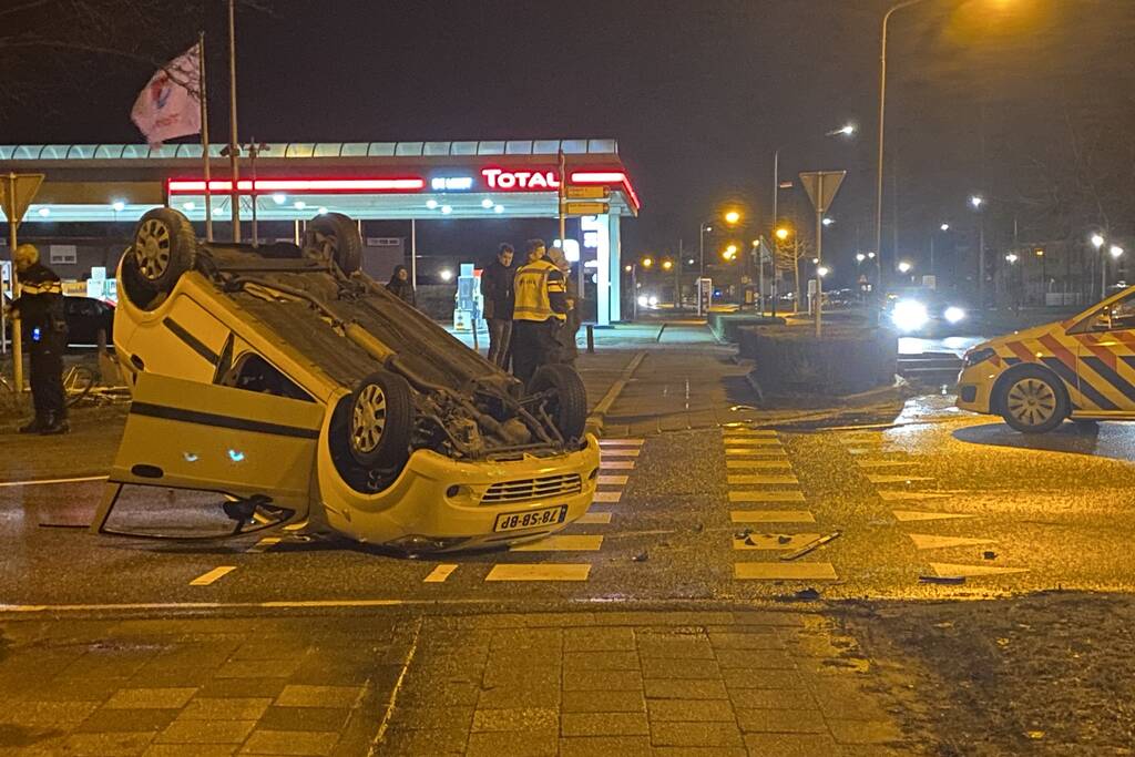 Auto over de kop bij ongeval