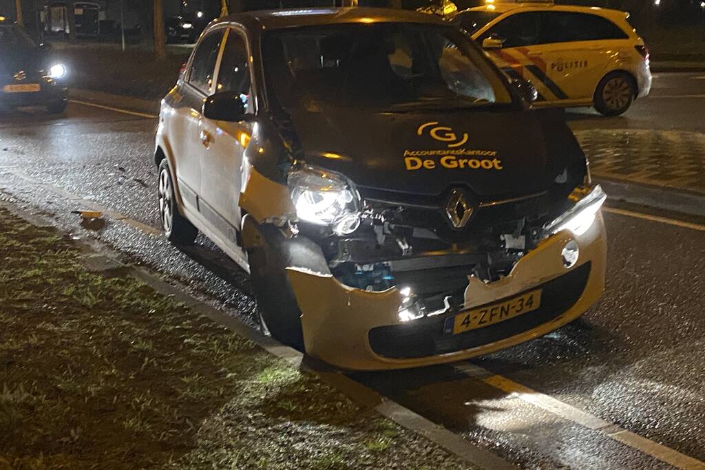 Auto over de kop bij ongeval