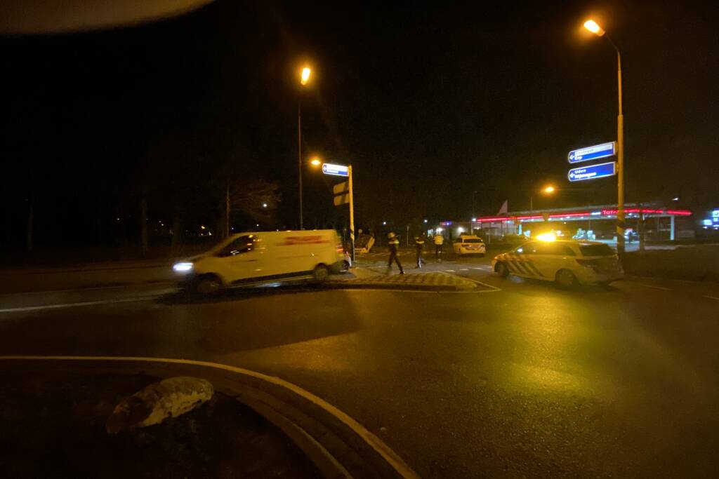 Auto over de kop bij ongeval