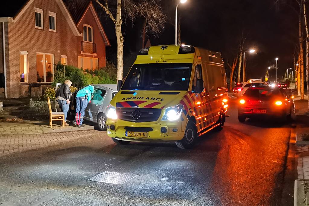 Automobilist eindigt tegen tuinmuur