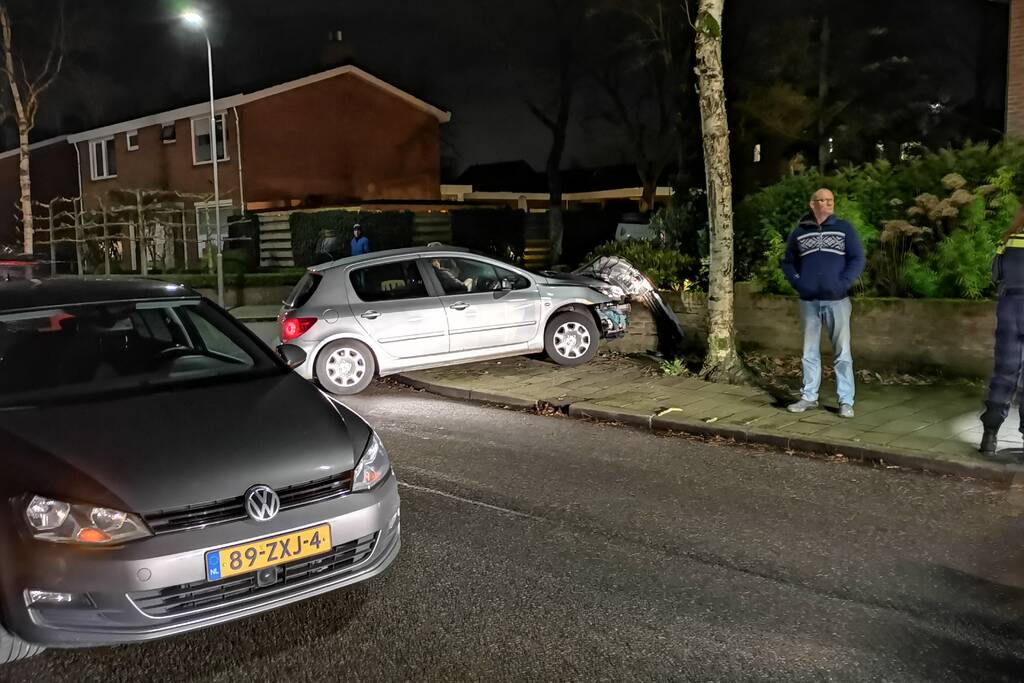 Automobilist eindigt tegen tuinmuur