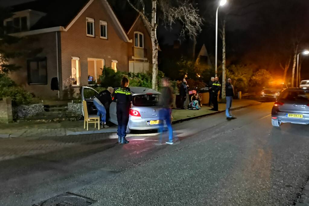 Automobilist eindigt tegen tuinmuur