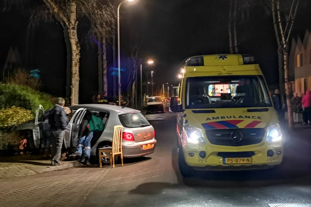 Automobilist eindigt tegen tuinmuur