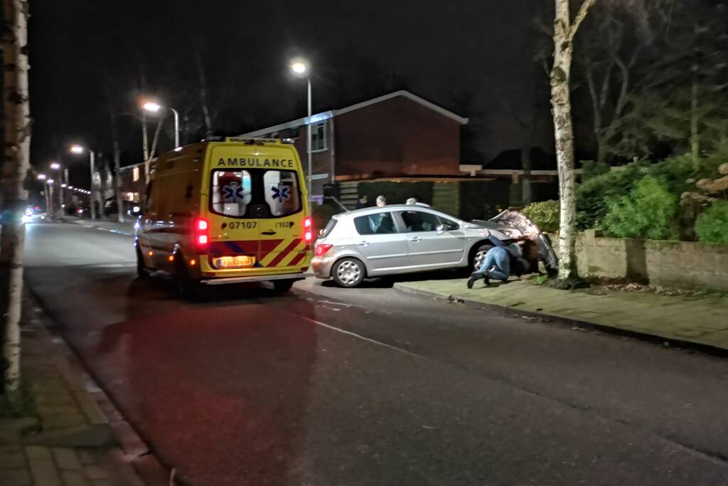 Automobilist eindigt tegen tuinmuur
