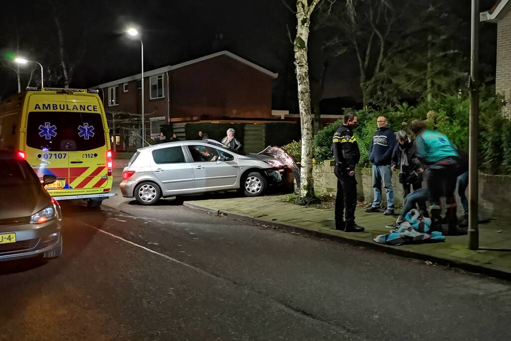 Automobilist eindigt tegen tuinmuur