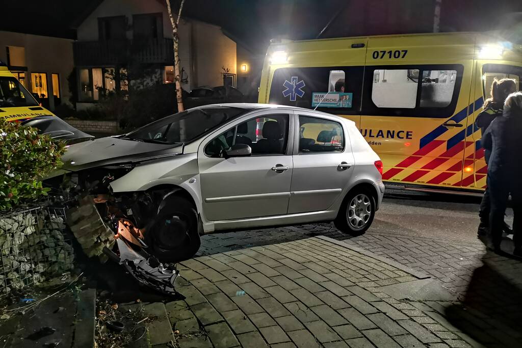 Automobilist eindigt tegen tuinmuur