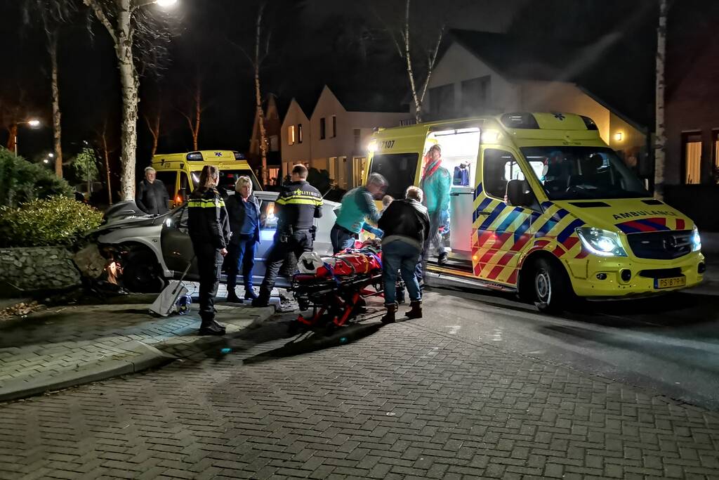 Automobilist eindigt tegen tuinmuur