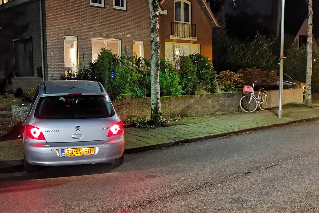 Automobilist eindigt tegen tuinmuur