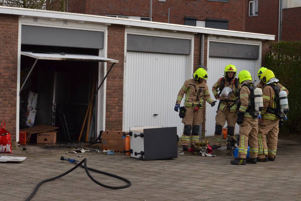 Rook uit garage leidt naar brandende spullen