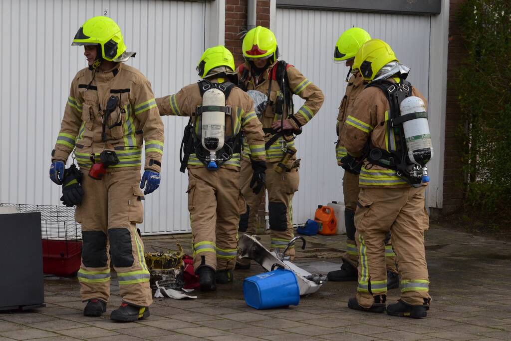 Rook uit garage leidt naar brandende spullen