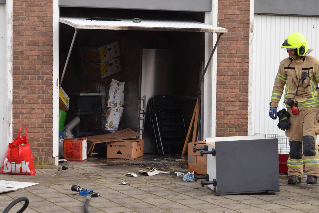 Rook uit garage leidt naar brandende spullen