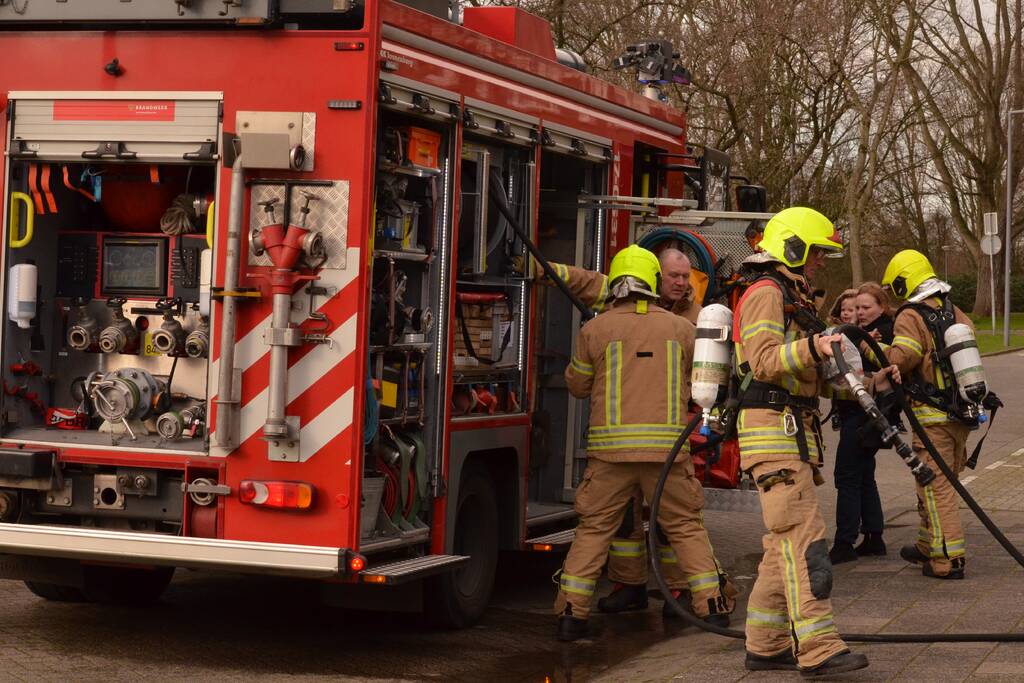 Rook uit garage leidt naar brandende spullen