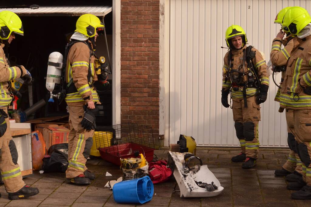 Rook uit garage leidt naar brandende spullen