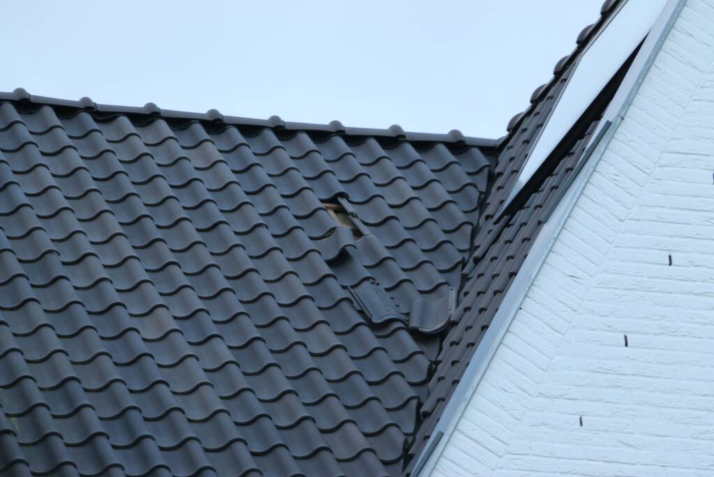 Dakpannen door harde wind los bij meerdere woningen