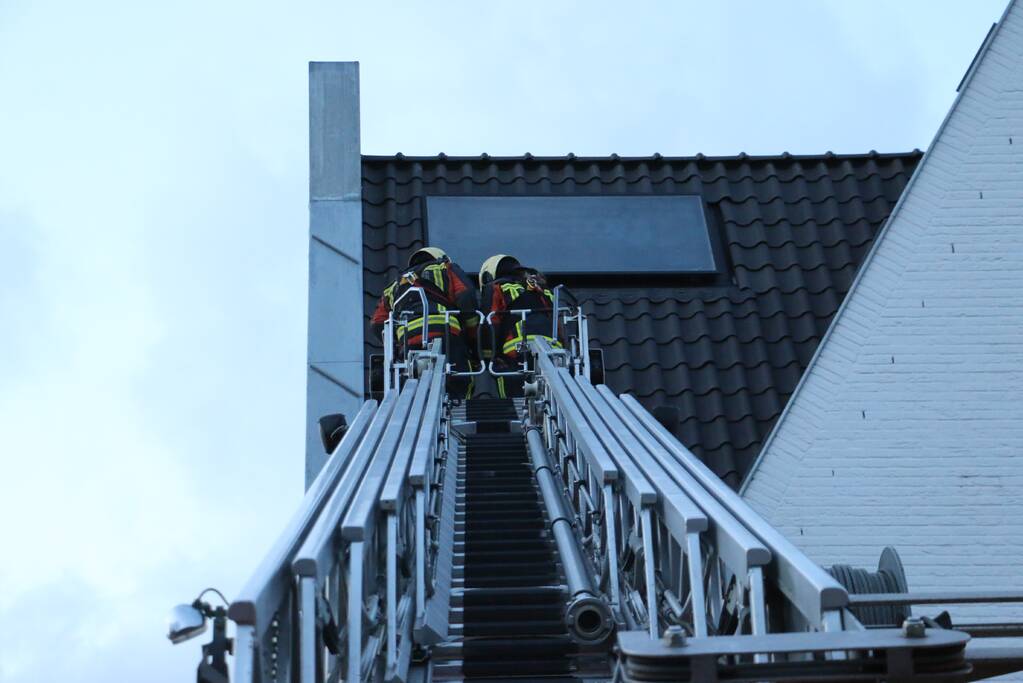 Dakpannen door harde wind los bij meerdere woningen
