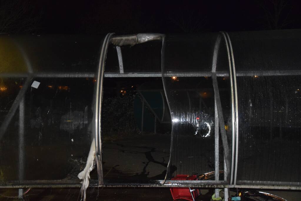 Brand in fietsenhok, politie onderzoekt brandstichting