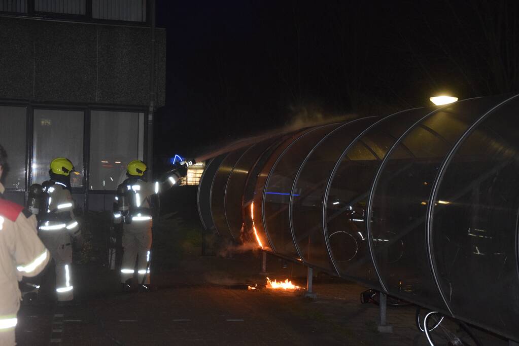 Brand in fietsenhok, politie onderzoekt brandstichting