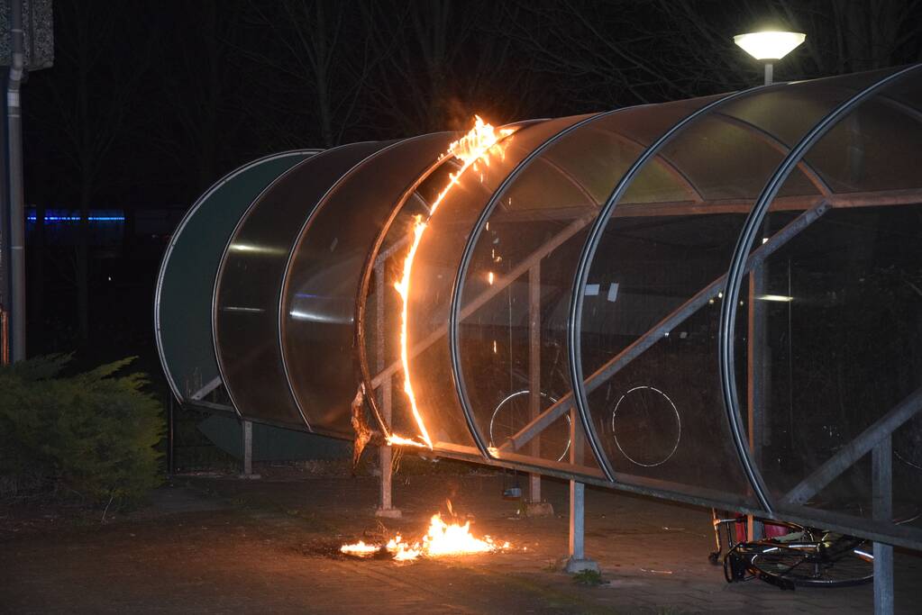 Brand in fietsenhok, politie onderzoekt brandstichting