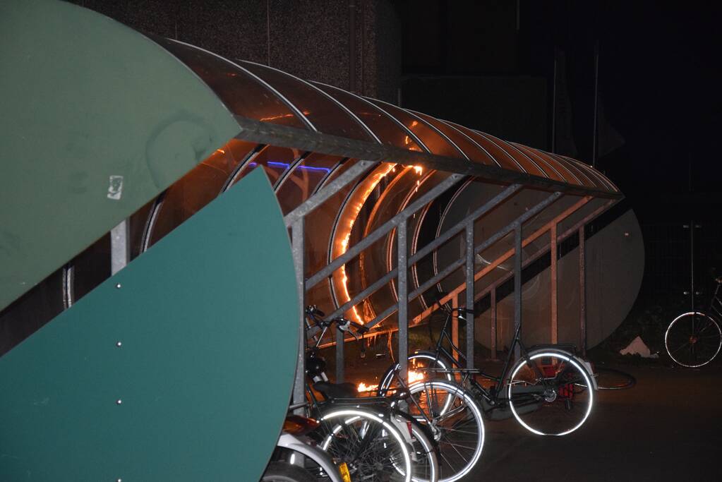 Brand in fietsenhok, politie onderzoekt brandstichting