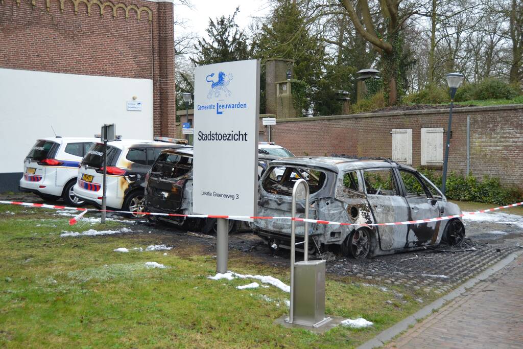Drie auto's van stadstoezicht in vlammen