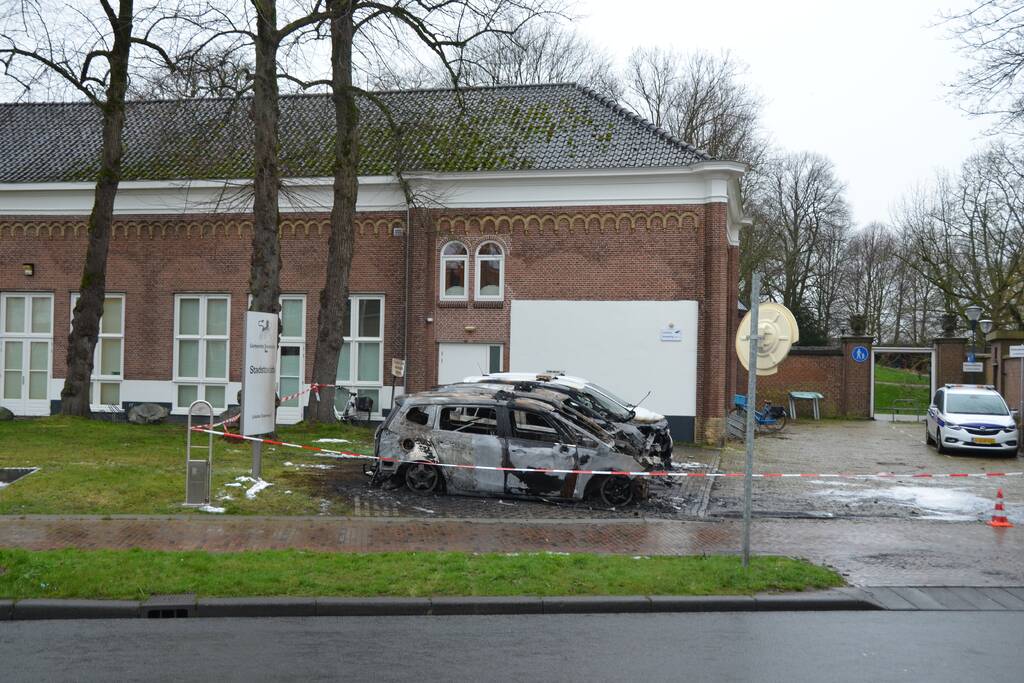 Drie auto's van stadstoezicht in vlammen
