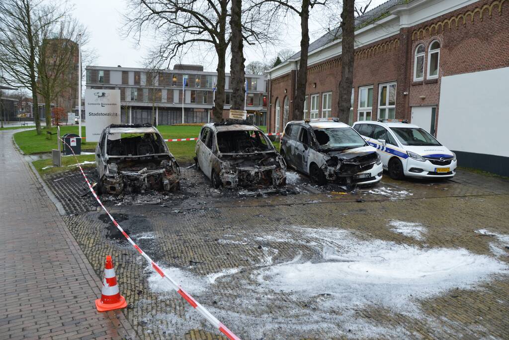 Drie auto's van stadstoezicht in vlammen