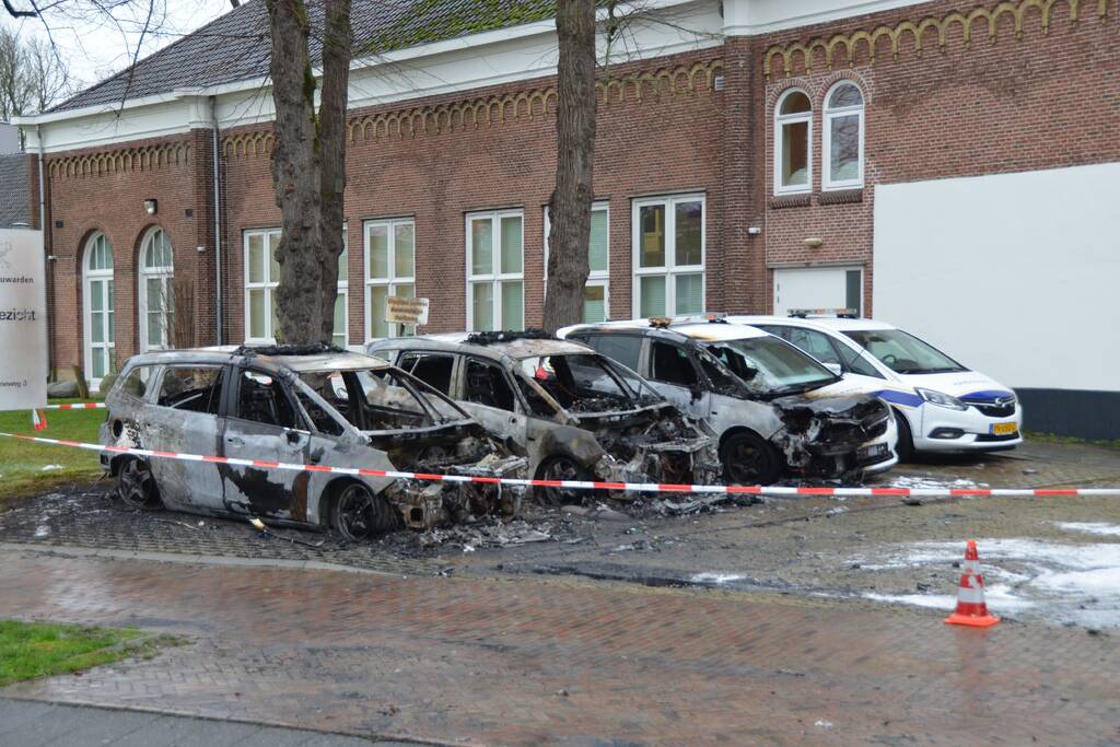Drie auto's van stadstoezicht in vlammen