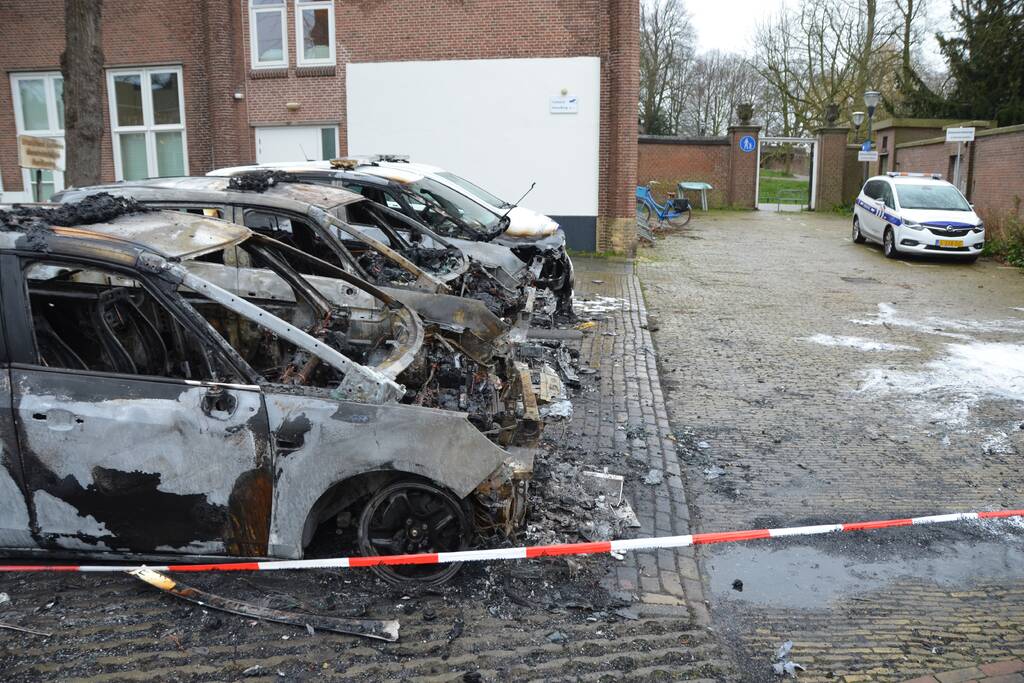 Drie auto's van stadstoezicht in vlammen