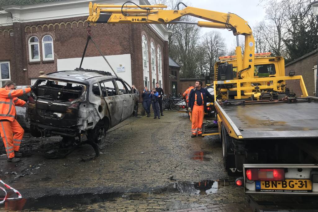 Drie auto's van stadstoezicht in vlammen