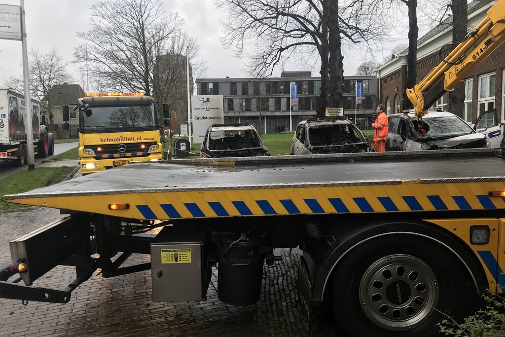 Drie auto's van stadstoezicht in vlammen