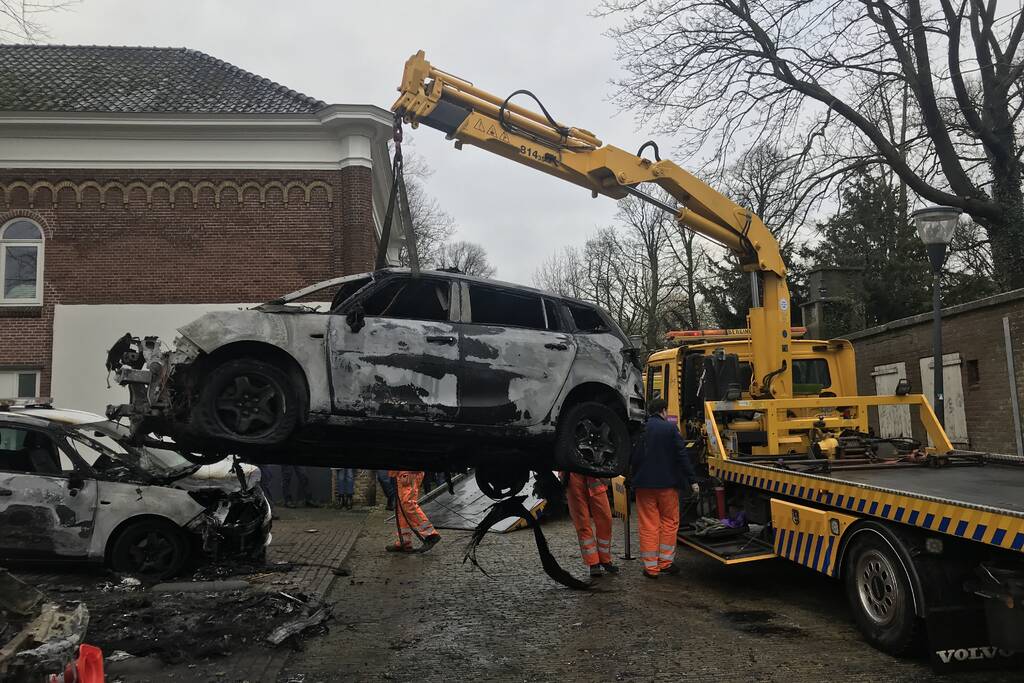 Drie auto's van stadstoezicht in vlammen