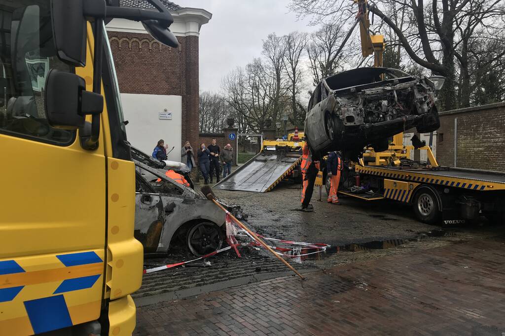 Drie auto's van stadstoezicht in vlammen