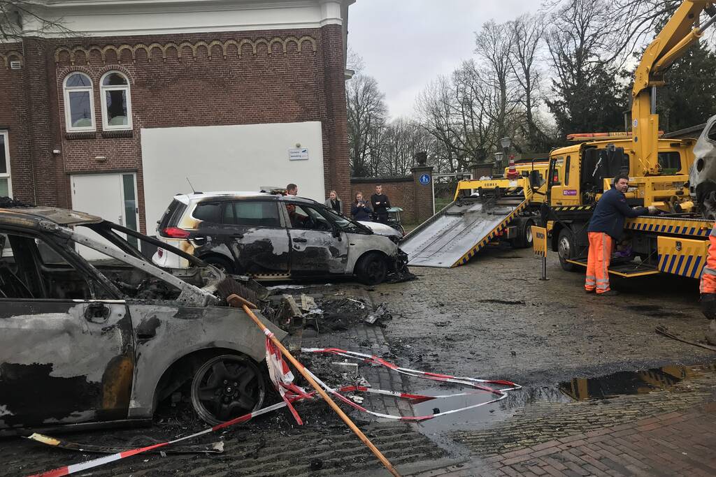 Drie auto's van stadstoezicht in vlammen